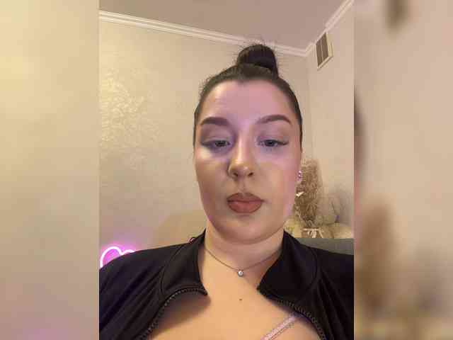 M-O-L-N-I-Y-A's sex show image
