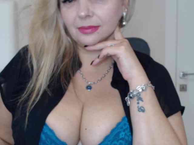 aniutkamau's sex show image