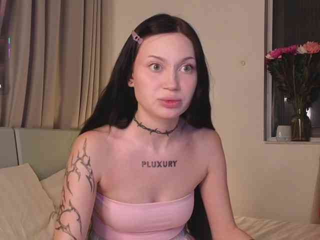 Изображение секс-шоу модели PLUXURY- Изображение секс-шоу модели PLUXURY-