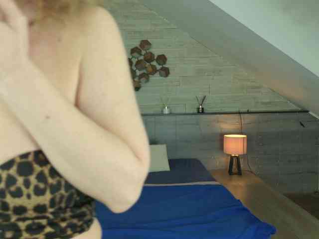 foxxy-milf's sex show image