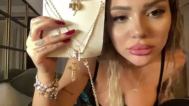 Изображение секс-шоу модели petitebeauty