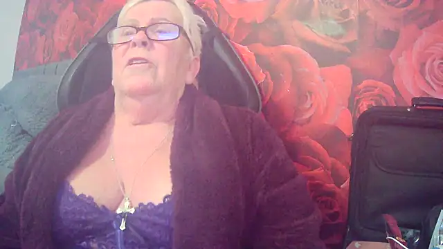 Playful_MILF_Demi's sex show image