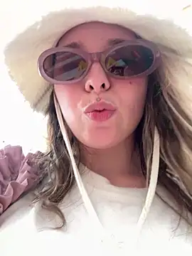 LoraaDoll's sex show image