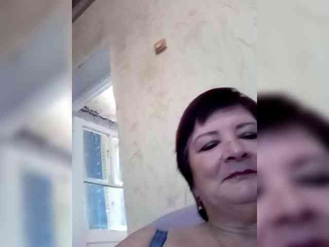 Empresswoman's sex show image